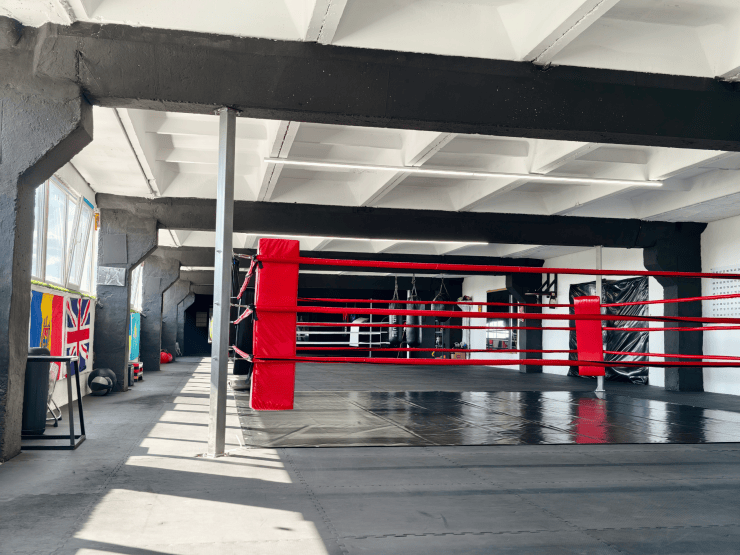 Ring de box cu corzi roșii în sala Jab Gym Boxing din Chișinău