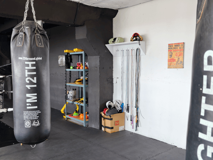 Sac de box greu și raftul cu mănuși și corzi de sărit
