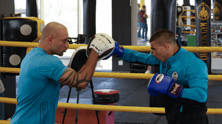 Antrenament la mănuși: sportivul lovește, antrenorul ține palmarele